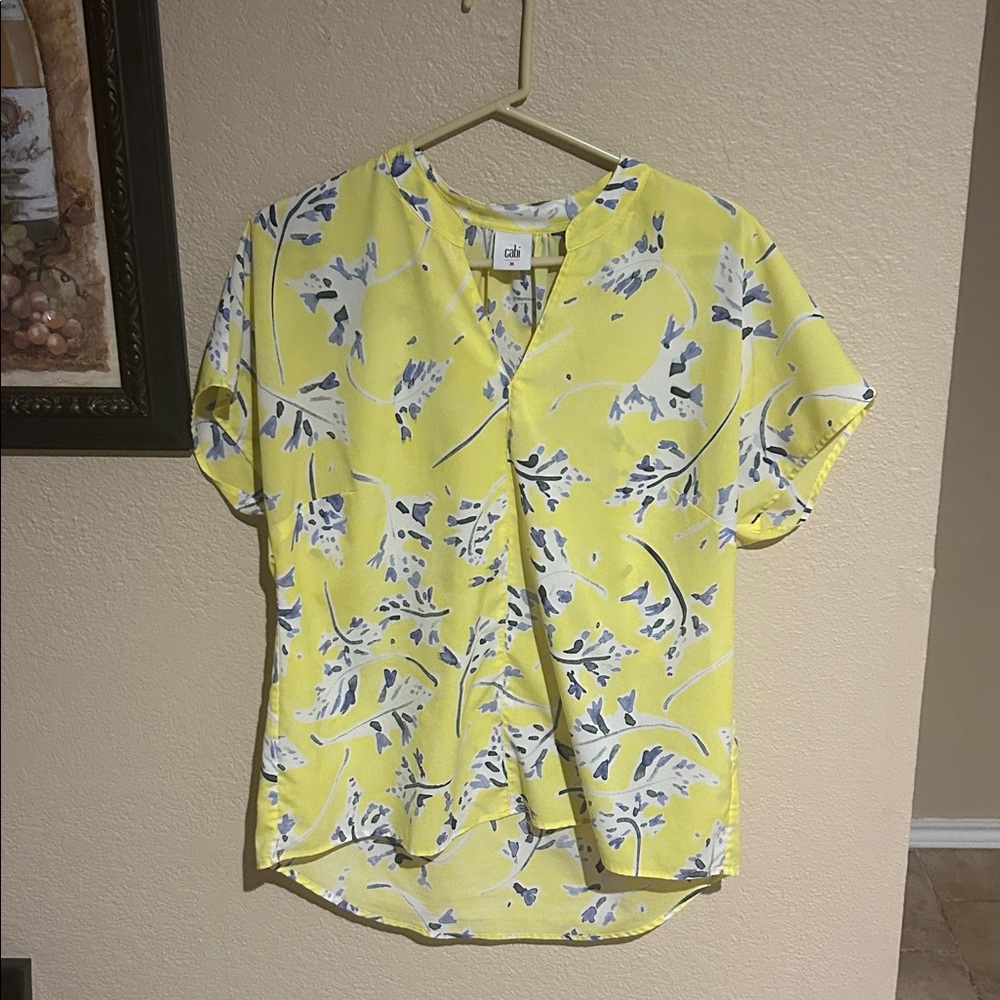 Cabi Yellow Floral Blouse Size Medium Lightweight Short Sleeve Split Neck Top